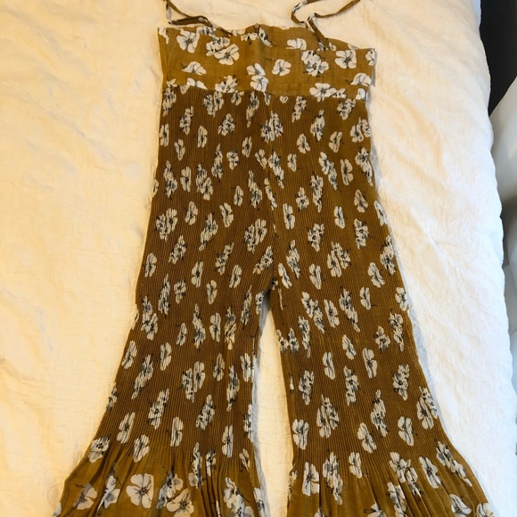 Few Moda Floral Flared Overalls - Picture 3 of 6